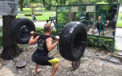 Weightlifting in Lumphini Park Bangkok – getting those Entogains!